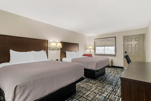 غرفة قياسية بسريرين كوين، Quality Inn & Suites Near Six Flags and Medical Center 3/6