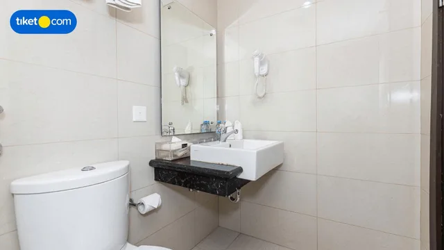 جناح جونيور، Dalton Hotel 3/4