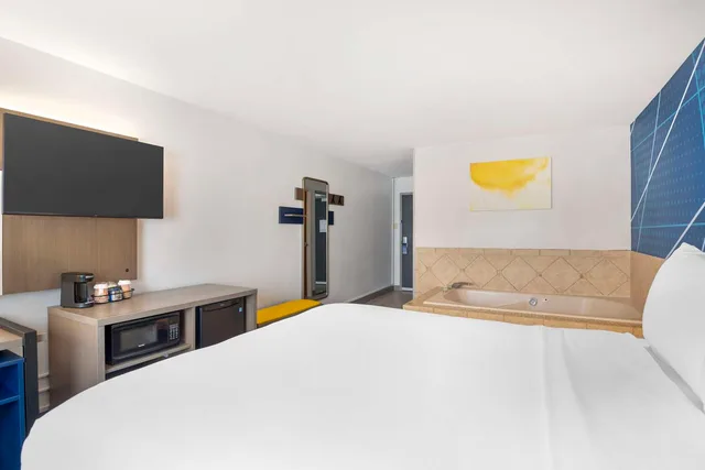Room, Queen Bed, Comfort Inn Monticello 1/4