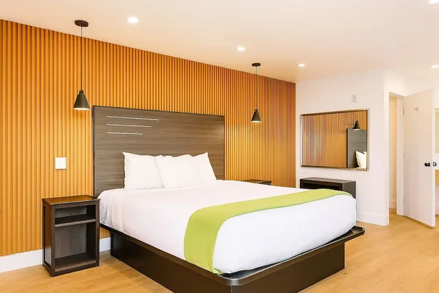 غرفة ديلوكس مفردة بسرير كينج، Casa Blanca Hotel & Suites Azusa 1/4