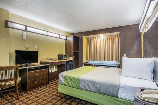 جناح بسرير كوين، Motel6 Canton GA 2/4