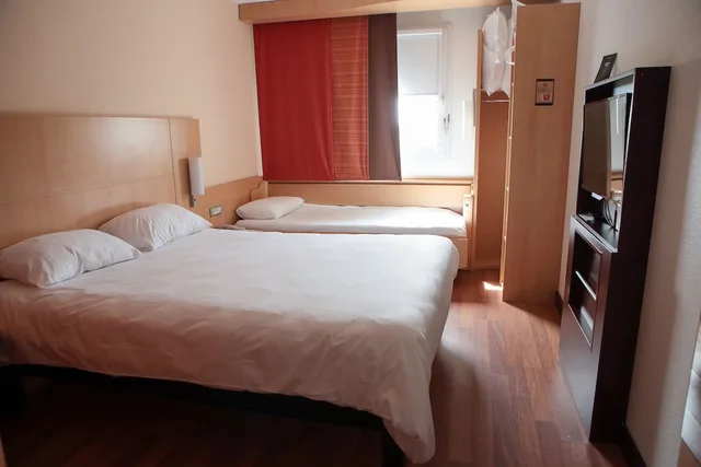غرفة ثلاثية بسرير مزدوج وسرير فردي، Ibis Albert 2/8