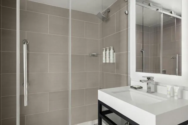 غرفة بسرير كينج في طابق مرتفع، Saddle Brook Marriott 4/5