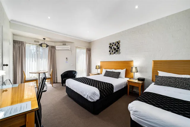 غرفة بسرير كوين وسرير فردي، Comfort Inn Coach & Bushmans 1/3