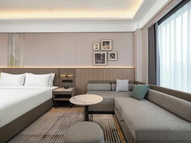 جناح بسرير كينج وسرير فردي بغرفة نوم واحدة بمنطقة جلوس، Nantong Rudong By Ihg 2/3