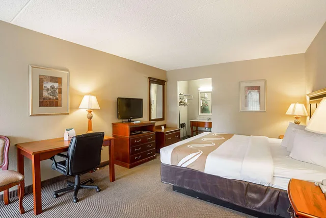 Room, King Bed, Quality Inn Hurricane Mills I-40 1/2