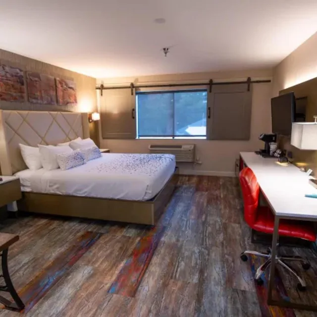 غرفة بسرير كينج، Empeiria High Sierra Hotel 1/8