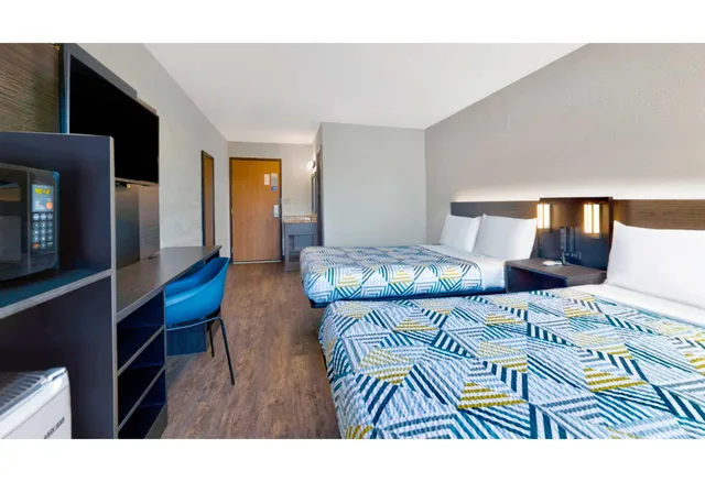 2 Full Beds - Non-Smoking, Micfridge، Motel6 Cedar Rapids, IA - Airport 2/3