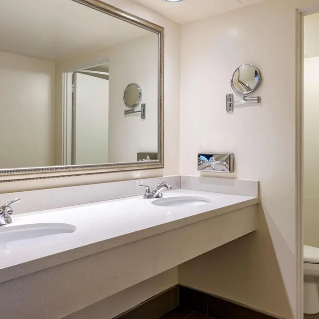 جناح بسرير كينج بشرفة مع أريكة، Best Western Plus Thousand Oaks Inn 8/8