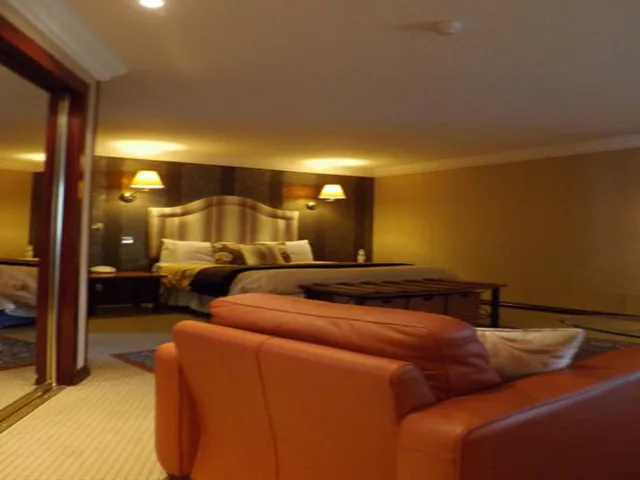 جناح جونيور، Castlecary House Hotel 2/4