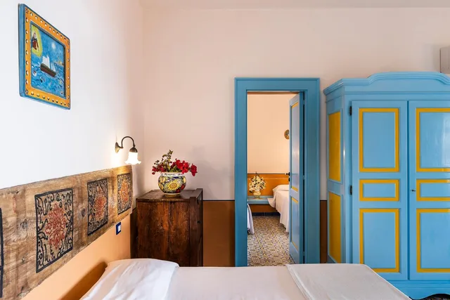 جناح، Hotel Mamma Santina 2/10