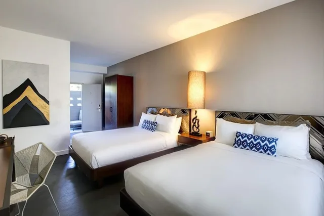 غرفة ديلوكس بسريرين كوين بإطلالة على المسبح، V Capri Palm Springs, a Dolce by Wyndham 2/4