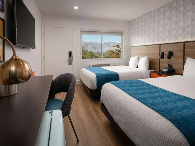 2 Full Beds - Deluxe, Micfridge، Motel6 Santa Barbara, CA - Beach 2/6