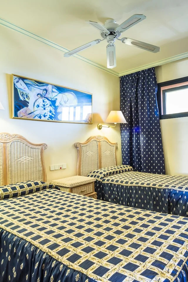 شقة سوبيريور بسريرين منفصلين بشرفة بغرفة نوم واحدة مع أريكة، BLUEBAY BEACH CLUB 1/1