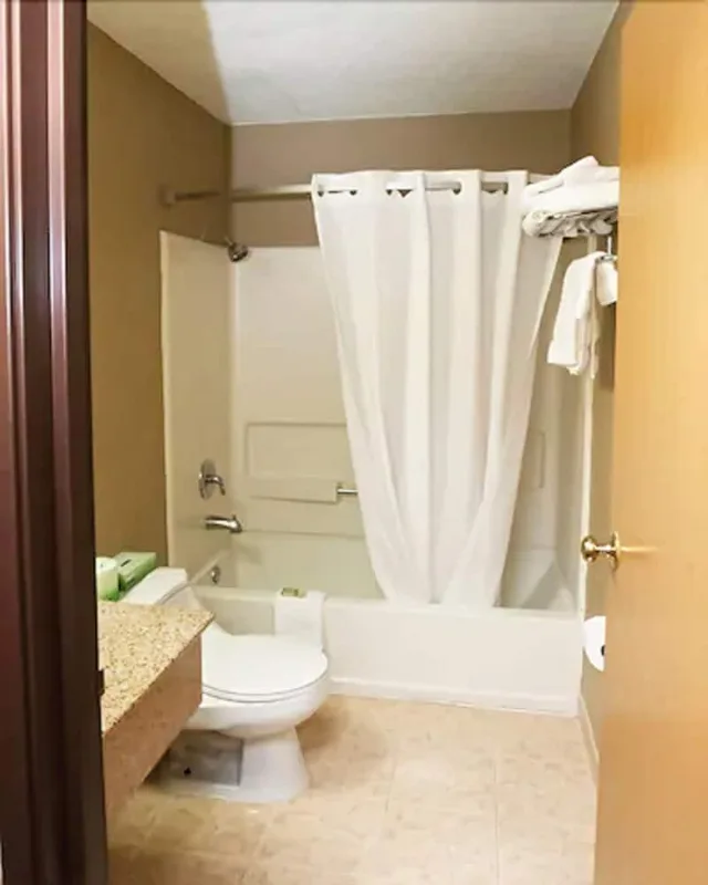 غرفة بسرير كوين لذوي الإعاقة، Super 8 By Wyndham Topeka/Wanamaker Rd/I-70 9/9