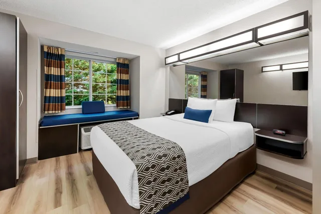 جناح بسرير كوين مع أريكة، Microtel Inn & Suites by Wyndham Greenville / Woodruff Rd 2/7