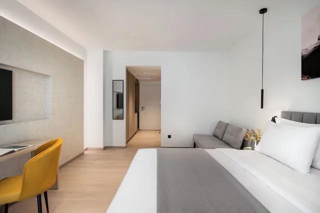غرفة سوبيريور بسرير كينج بشرفة مع أريكة، Urban K Hotel Athens 2/6