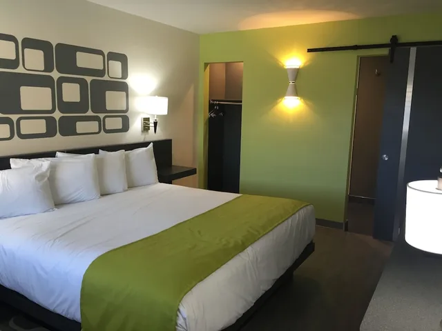 غرفة قياسية بسرير كينج، University Inn Tempe 5/10