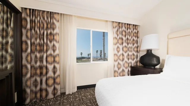 جناح بغرفة نوم واحدة بإطلالة جزئية على البحر، Zachari Dunes on Mandalay Beach, Curio Collection by Hilton 2/5