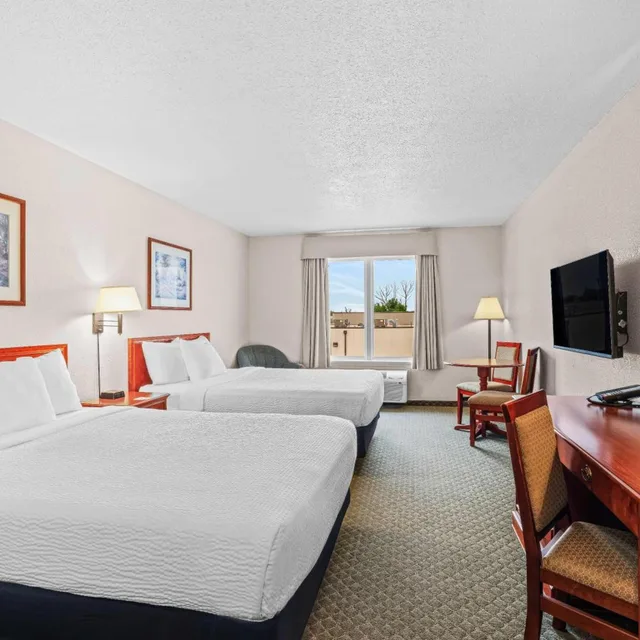 غرفة بسرير كينج وسريرين كوين، Days Inn & Suites by Wyndham Winkler 1/10