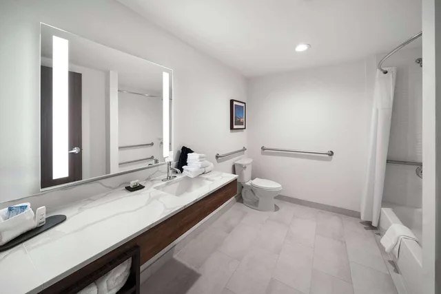جناح بسرير كينج بمطبخ صغير لذوي الإعاقة، La Quinta Inn & Suites by Wyndham San Antonio at the RIM 2/2
