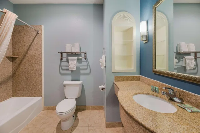 غرفة بسرير كينج بجاكوزي، Best Western South Plains Inn & Suites 5/9