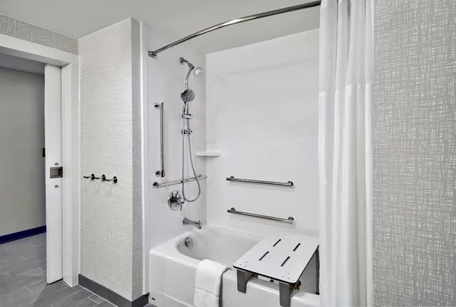 غرفة بسرير كوين بحوض استحمام لذوي الإعاقة، Hampton Inn Abingdon 2/3