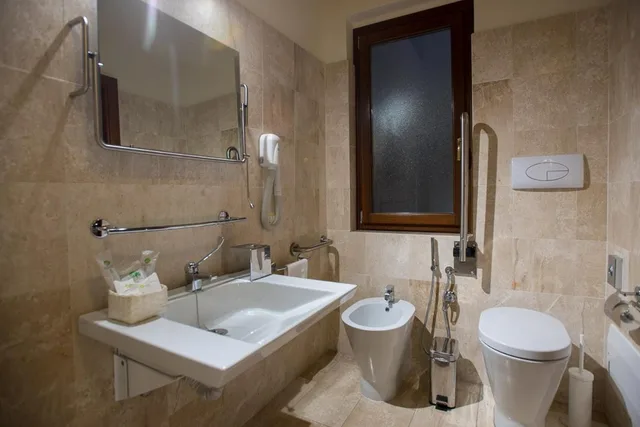 Room, Double or Twin Bed, Accessible, Hotel Flora 8/8