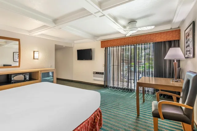 غرفة قياسية بسرير كينج بإطلالة على المسبح بشرفة، Best Western Pine Tree Motel 2/4