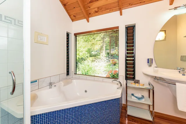 Tree Top, Studio, King Bed, Hot Tub، Abri Apartments 7/10