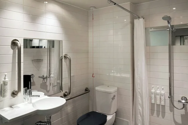 Standard, Double Bed, Four Points Flex by Sheraton Cardiff 4/6