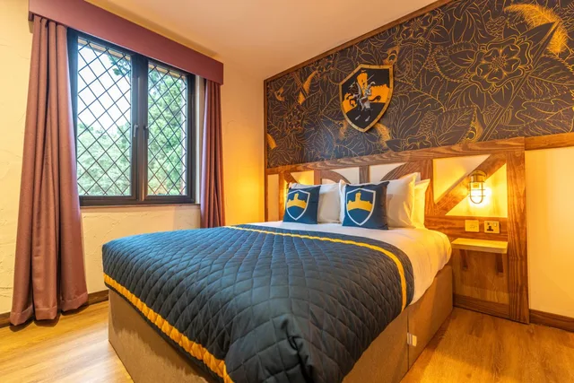 Hotel Room، Warwick Castle 2/6