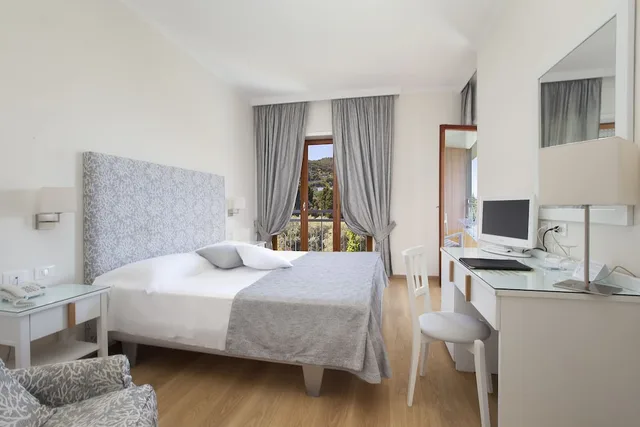 غرفة بسريرين منفصلين بإطلالة على المسبح، Hotel Regina Sorrento 8/10