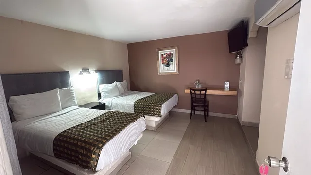 غرفة قياسية بسرير مزدوج وسرير فردي، Hotel Flamingo Juarez 7/9