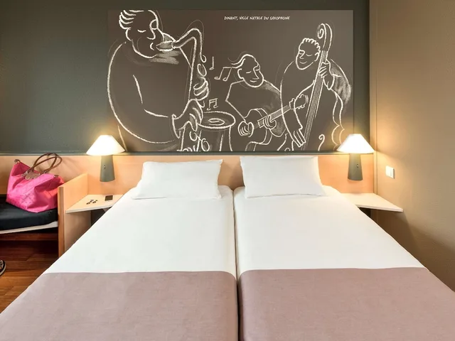غرفة بسريرين منفصلين بإطلالة على النهر، Ibis Dinant Centre 5/9