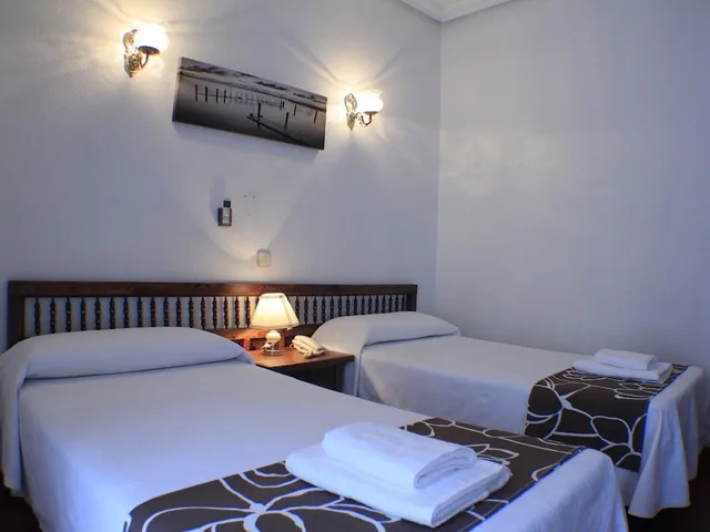 غرفة أساسية بسرير مزدوج أو سريرين منفصلين بإطلالة على المدينة، Hostal Esmeralda 1/3