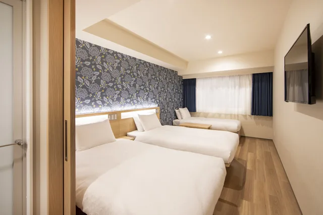 غرفة قياسية بسريرين منفصلين مع سرير إضافي، Karaksa Hotel Tokyo Station 1/3