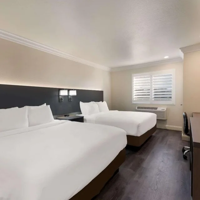 Room, Quadruple, 2 Queen Beds, Comfort Inn Gilroy 4/5