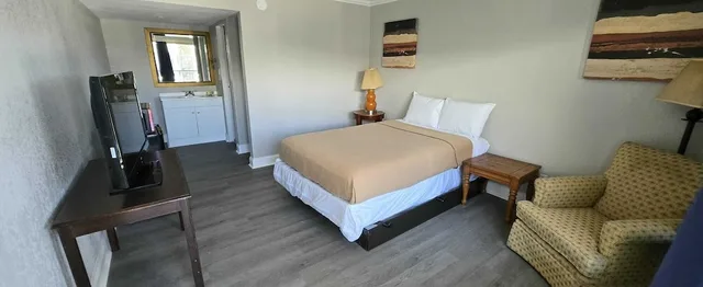 Room, Queen Bed, Riverside Inn & Suites by OYO Danville Ceaser Casino 6/10