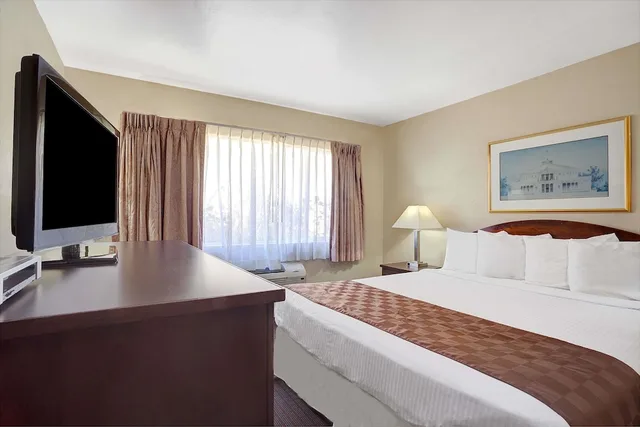 Standard, Queen Bed, Travelodge by Wyndham Everett City Center 1/7