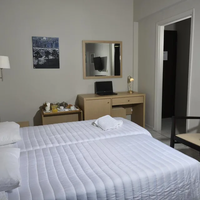 Room, Double Bed, Four Seasons Skg Thessaloniki 3/10
