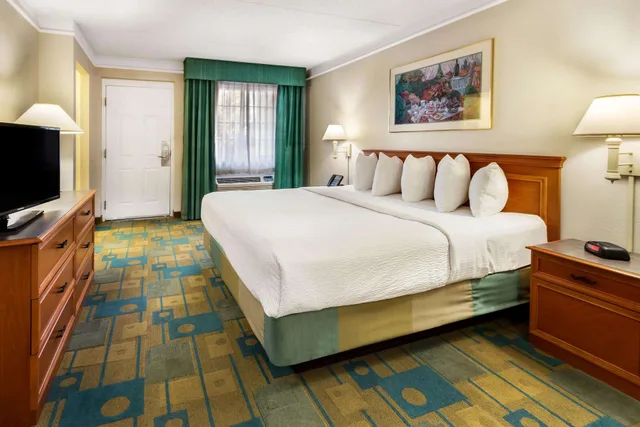 Room, King Bed, Accessible, La Quinta Inn by Wyndham Albuquerque Northeast 2/3
