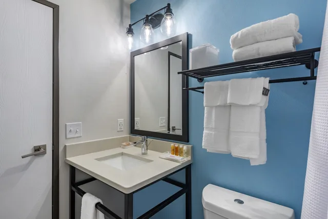 غرفة قياسية بسرير كينج، The Freeport Hotel Ascend Hotel Collection 7/9