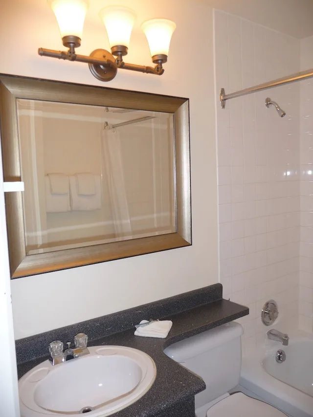 غرفة بسرير كينج بمطبخ، Arbutus Inn 5/7