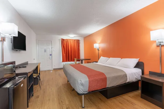 غرفة ديلوكس بسرير كينج، Motel6 Bryan, TX - University Area 2/10