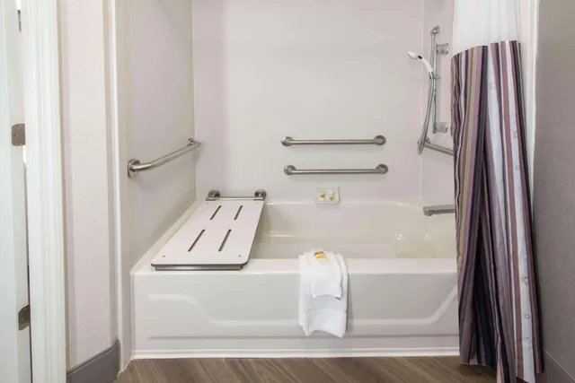 غرفة بسرير كينج بحوض استحمام لذوي الإعاقة، La Quinta Inn & Suites by Wyndham Tampa Brandon Regency Park 6/6