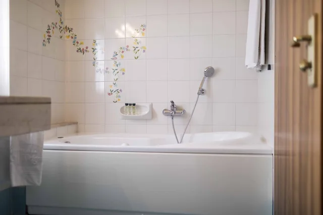 غرفة بسريرين منفصلين مفردة بسرير مزدوج، Madrigale Panoramic, Lifestyle & Soulful Hotel 4/4