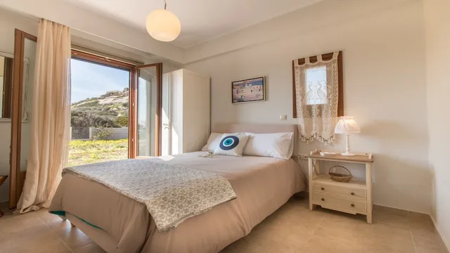 شقة بسريرين منفصلين بإطلالة على البحيرة بغرفتي نوم مع أريكة، Gratsias Luxury Apartments 3/5