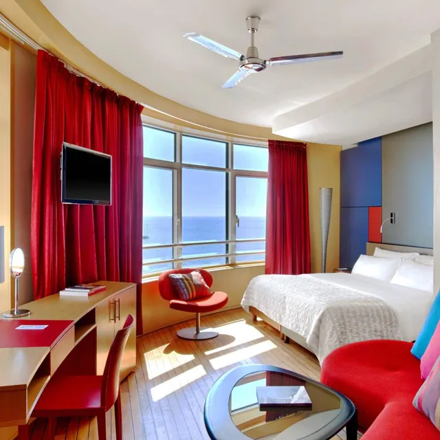 Design, Guest Room, King Bed, Sea View, Crystal Tower، Le Meridien Beach Plaza 1/10