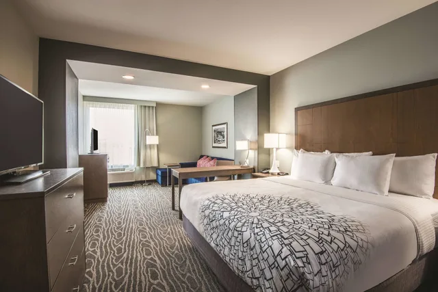 غرفة ديلوكس بسرير كينج لذوي الإعاقة، La Quinta Inn Suites By Wyndham Kingman 1/5